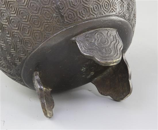A Chinese bronze tripod vessel, 17th century, h. 18cm, handle lacking